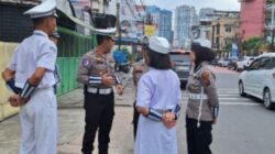 Kasat Lantas Polrestabes Medan Kompol Andika T Purba berbincang dengan personil dan para pelajar.(ist)