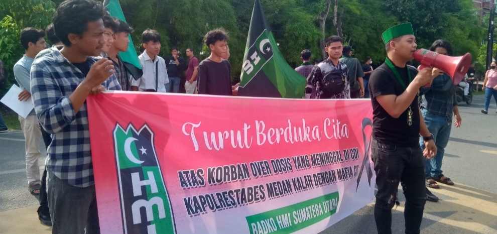 Massa HMI Sumut demo depan Polrestabes Medan.(ist)