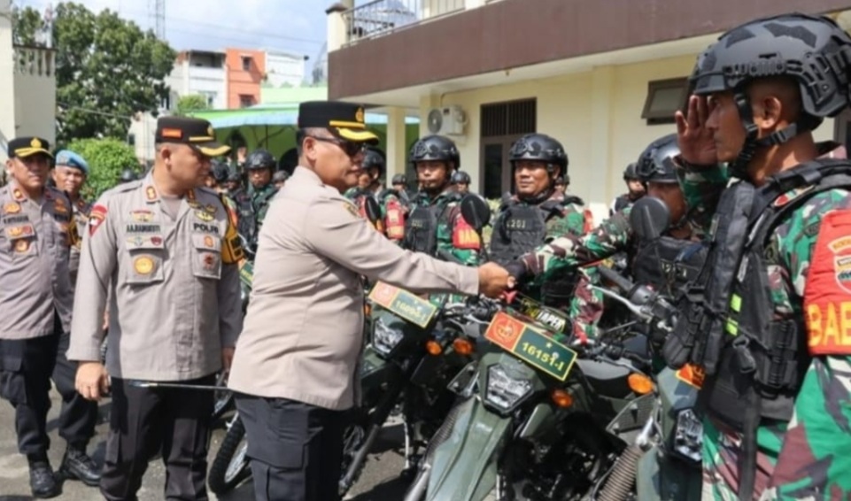 Kapolrestabes Medan, Kombes Pol Gidion Arif Setyawan salami peserta apel.(ist)