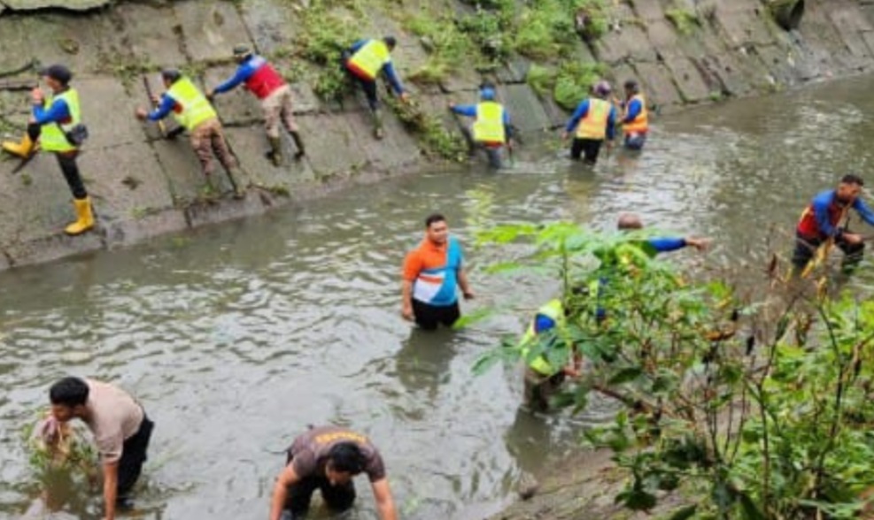 Bersihkan sungai.(ist)