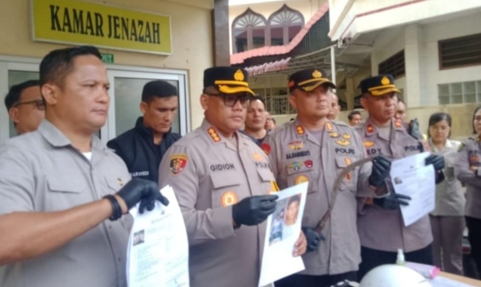 Kapolrestabes Medan Kombes Pol Gidion Arif Setyawan (2 kiri) didampingi Kasat Reskrim Kompol Jama Kita Purba (kiri) rilis kasus. (Ist)