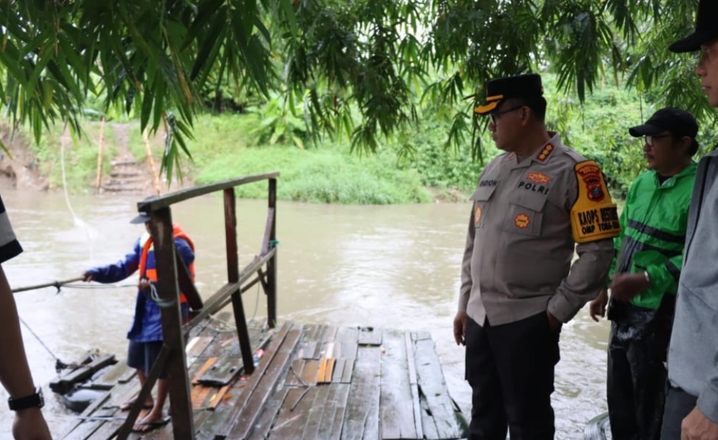 Kapolrestabes Medan Kombes Pol Gidion Arif Setyawan pantuan lokasi penyeberangan perahu.(ist)