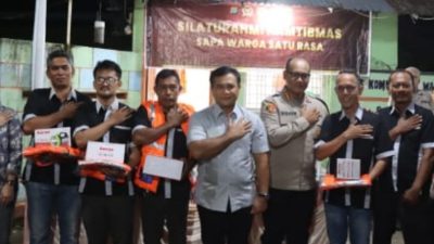 Kapolrestabes Medan, Kombes Pol Gidion Arif Setyawan poto bersama masyarakat. (ist)