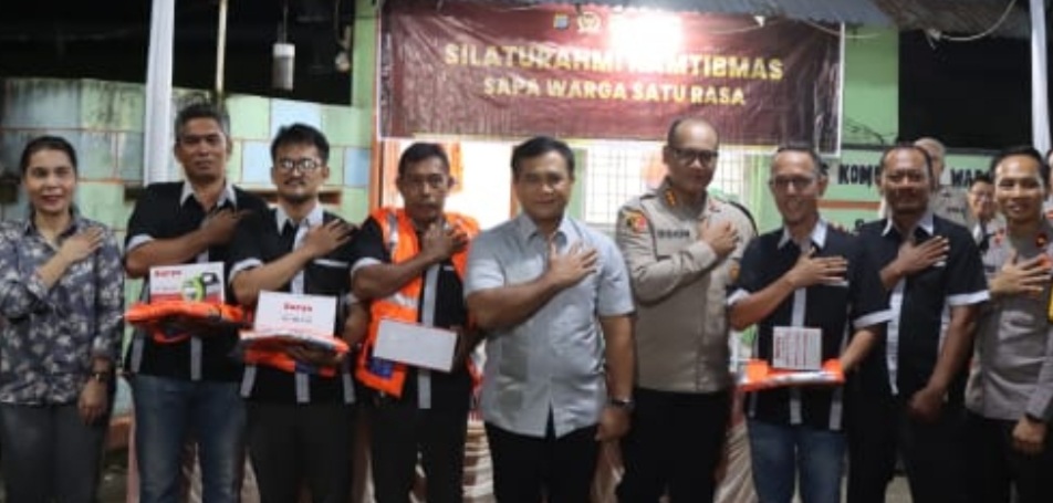 Kapolrestabes Medan, Kombes Pol Gidion Arif Setyawan poto bersama masyarakat. (ist)