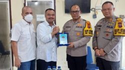 Ketua PWI Sumut H Farianda Putra Sinik SE menyerahkan plakat kepada Kapolrestabes Medan, Kombes Pol Gidion Arif Setyawan.(ist)