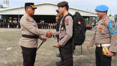 Kombes Pol Gidion Arif Setyawan menyalami personel yang bertugas.(ist)