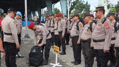 Kombes Pol Gidion Arif Setyawan memeriksa pasukan.(ist)