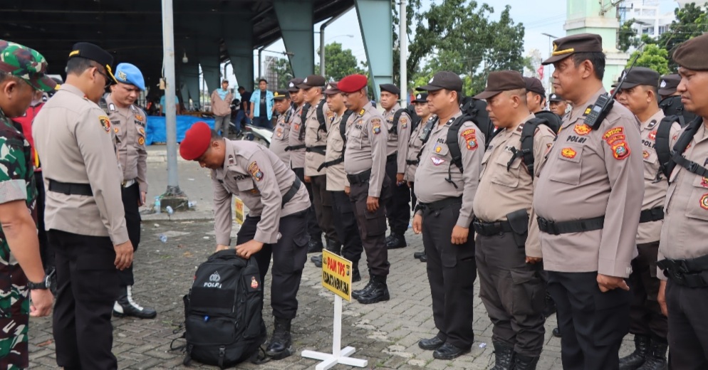 Kombes Pol Gidion Arif Setyawan memeriksa pasukan.(ist)