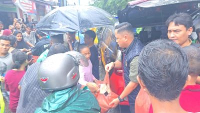 Kasat Reskrim Polrestabes Medan, Kompol Jama Purba secara simbolis menyerahkan bantuan.(ist)