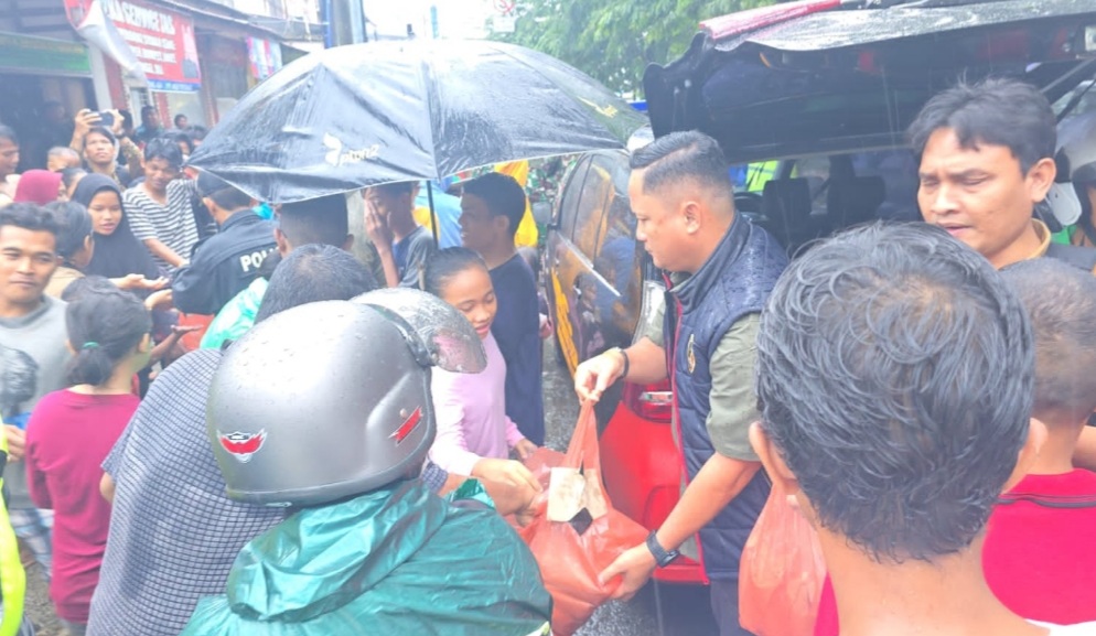 Kasat Reskrim Polrestabes Medan, Kompol Jama Purba secara simbolis menyerahkan bantuan.(ist)