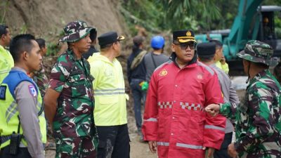 Kapolrestabes Medan Kombes Pol Gidion Arif Setyawan berdialog dengan personel TNI-AD di lokasi longsor.(ist)