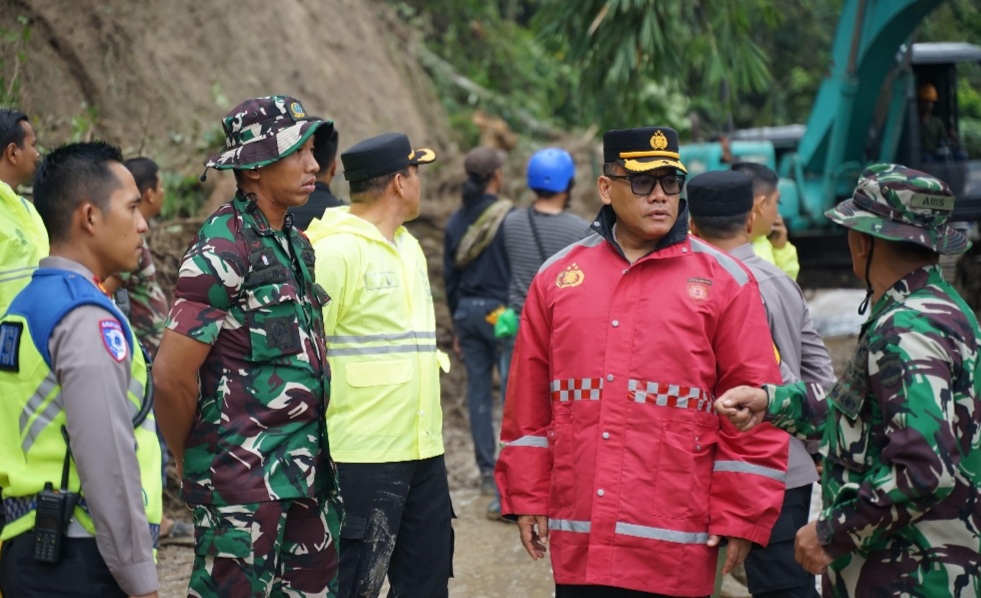 Kapolrestabes Medan Kombes Pol Gidion Arif Setyawan berdialog dengan personel TNI-AD di lokasi longsor.(ist)