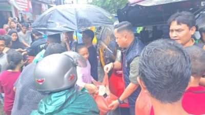 Kasat Reskrim Polrestabes Medan, Kompol Jama Kita Purba menyerahkan bantuan. (ist)