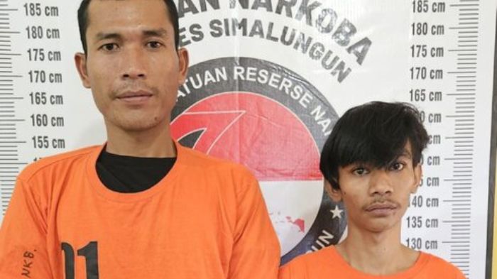 Penyidik Sat Res Narkoba Polres Simalungun menangkap dua pengedar sabu di Huta IV Sido Petok, Nagori Bangun Sordang, Kecamatan Ujung Padang, Kabupaten Simalungun.