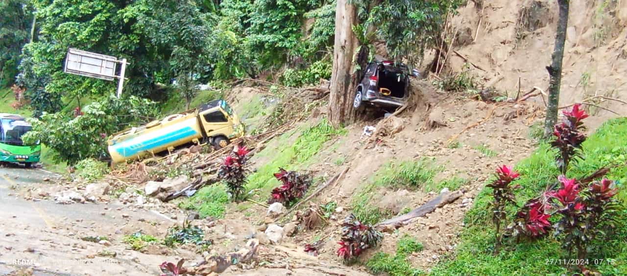 Sejumlah kendaraan terdampak longsor di sekitar PDAM Tirtanadi, Sibolangit, Deliserdang, Rabu (27/11/2024).