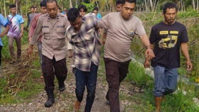 Wildan, anak yang bacok ibu kandungnya di Kabupaten Mandailing Natal saat diamankan polisi.