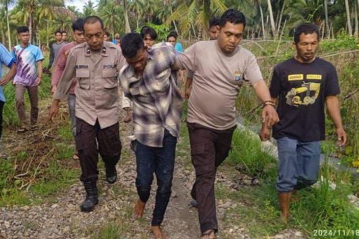 Wildan, anak yang bacok ibu kandungnya di Kabupaten Mandailing Natal saat diamankan polisi.