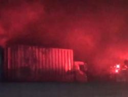Truk Berisi Softek Terbakar dekat Jembatan Kembar