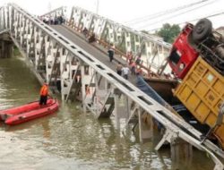 Saat Dilewati Jembatan Ambruk, Mobil Pikap Terjun ke Sungai