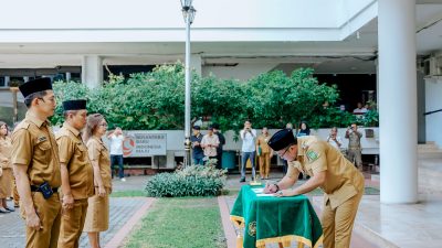 Wakil Wali Kota Medan H Aulia Rachman menandatangani naskah pelantikan.(ist)