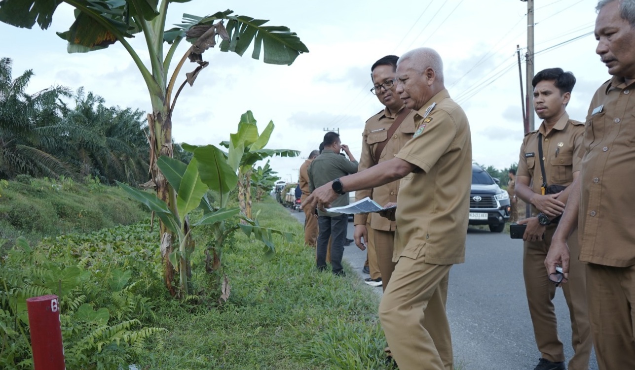 Bupati Asahan meninjau lokasi rencana pembangunan apas.(ist)