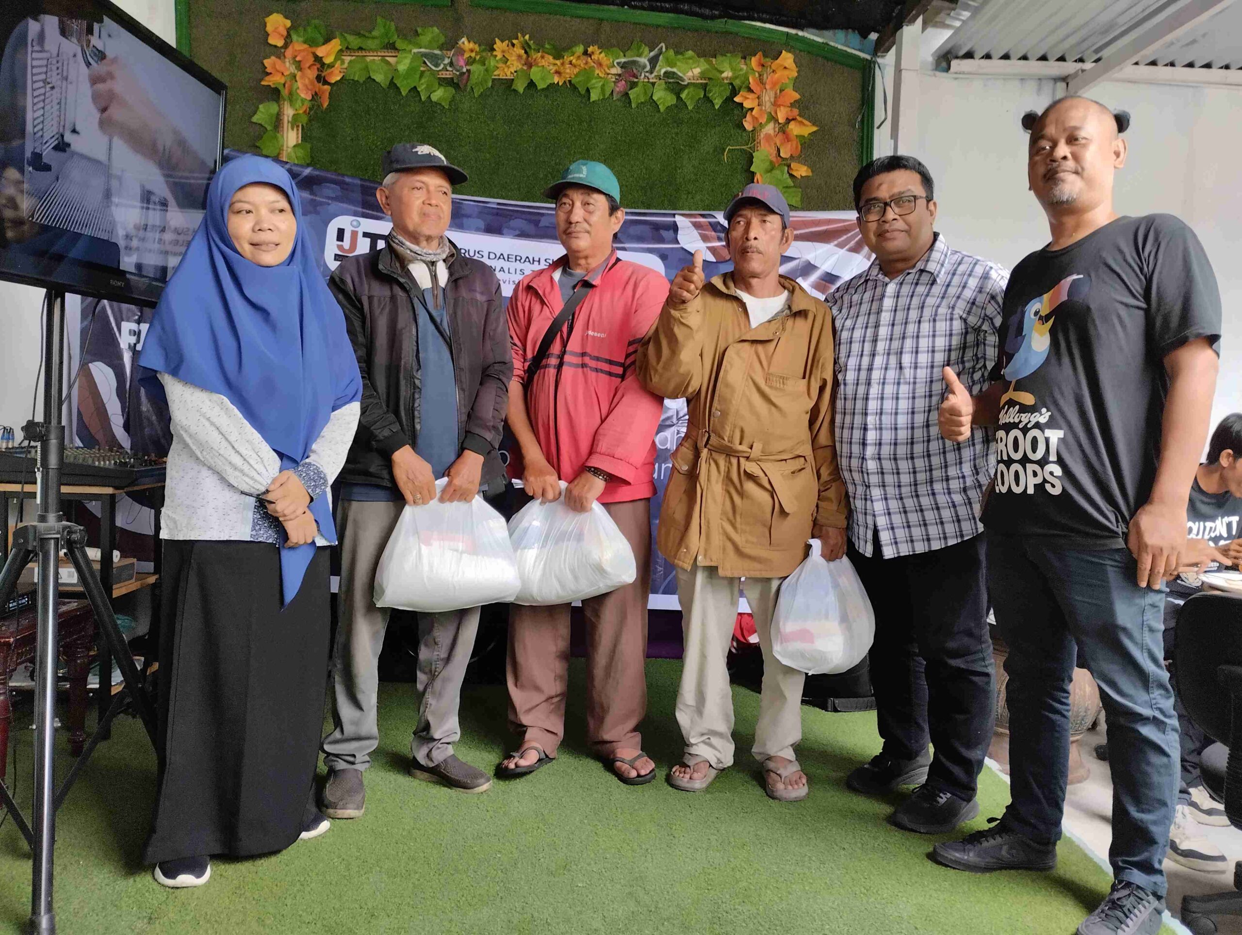 Pengurus IJTI Sumut foto bersama dengan abang beca penerima sembako[SM]