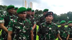 Sekretaris Kemenko Polhukam, Letjen TNI Mochammad Hasan beserta Pangdam I/Bukit Barisan Mayjen TNI Rio Firdianto saat memberikan keterangan kepada wartawan usai serah terima jabatan, Selasa (3/12/2024).