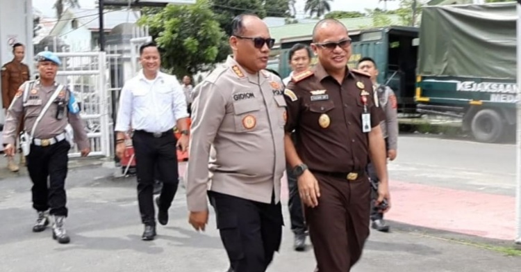 Kapolrestabes Medan Kombes Pol Gidion Arif Setyawan jalan bersama Kepala Kejaksaan Negeri (Kajari) Medan Fajar Syah Putra.(ist)