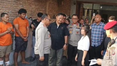 Kombes Pol Gidion Arif Setyawan mendengar pengakuan korban.(ist)