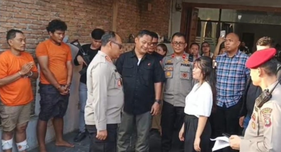 Kombes Pol Gidion Arif Setyawan mendengar pengakuan korban.(ist)