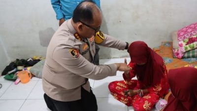 Kapolrestabes Medan Kombes Pol Gidion Arif Setyawan menemui orangtua korban.(ist)