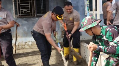 Kapolrestabes Medan Kombes Pol Gidion Arif Setyawan ikut gotong royong.(ist)