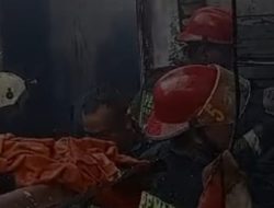 Seorang Remaja Kesetrum Listrik saat Bantu Padamkan Kebakaran Rumah