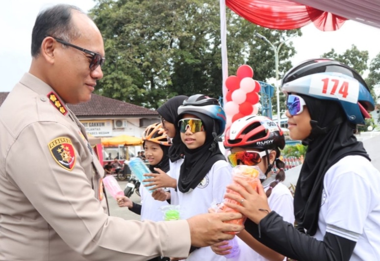 Kapolrestabes Medan Kombes Pol Gidion Arif Setyawan memberi semangat kepada pocil sepatu roda.(ist)