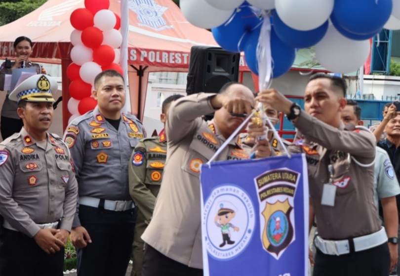 Kapolrestabes Medan Kombes Pol Gidion Arif Setyawan melepas balon ke udara tanda lauching PKS dan Pembekalan Pelajar.(ist