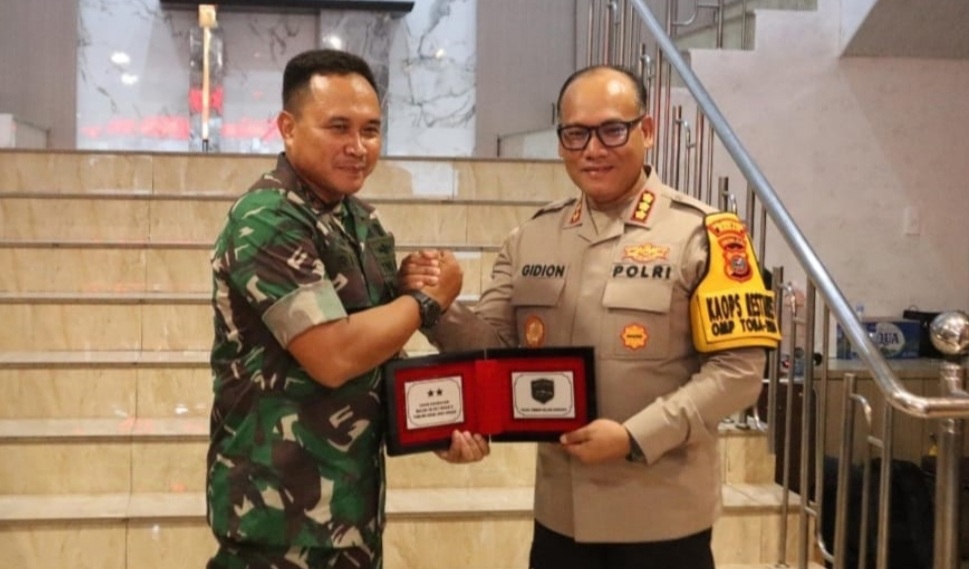 Pangdam I/BB Mayjen TNI Rio Firdianto dan Kapolrestabes Medan Kombes Pol Gidion Arif Setyawan salam komando. (Ist)