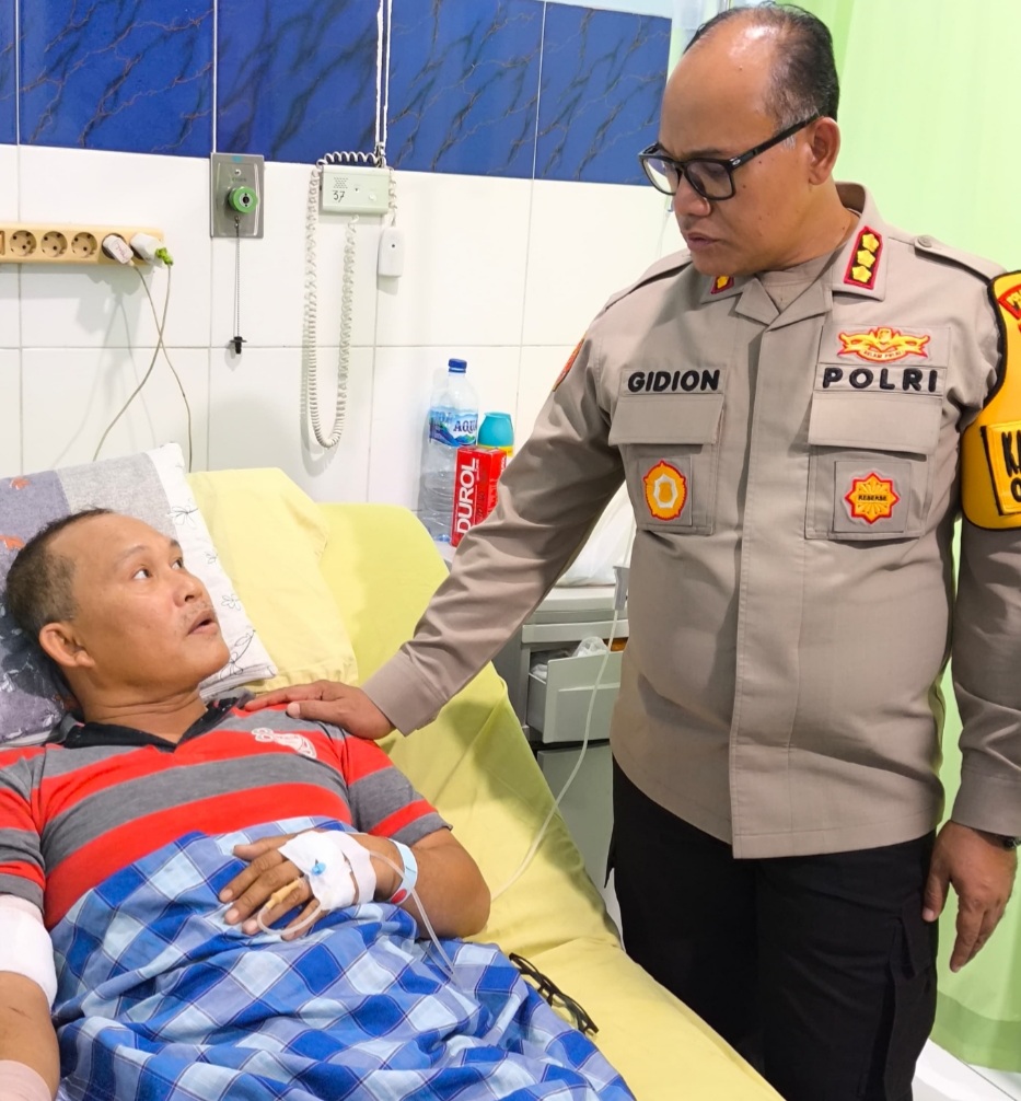 Kapolrestabes Medan Kombes Pol Gidion Arif Setyawan menjeguk kepling yang terluka.(ist)