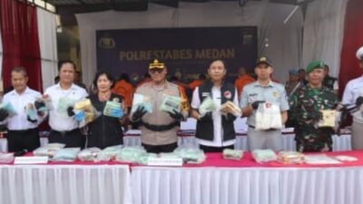 Kapolrestabes Medan, Kombes Pol Gidion Arif Setyawan (tengah) menunjukkan barang bukti narkoba.(Keisya)