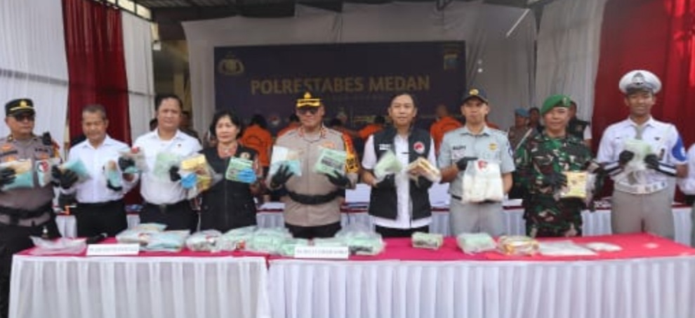 Kapolrestabes Medan, Kombes Pol Gidion Arif Setyawan (tengah) menunjukkan barang bukti narkoba.(Keisya)