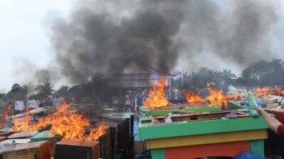 Mesin judi dibakar.(ist)