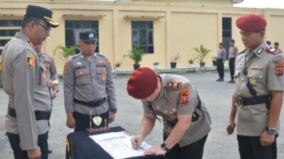 Kapolres Labusel, AKBP Arfin Fachreza menyaksikan penandatanganan naskah sertijab Kasat Reskrim.(ist)