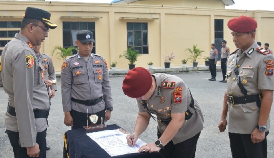 Kapolres Labusel, AKBP Arfin Fachreza menyaksikan penandatanganan naskah sertijab Kasat Reskrim.(ist)