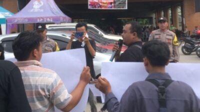 Mahasiswa demo di Restoran Wizzmie Jalan Pancing Medan.(ist)