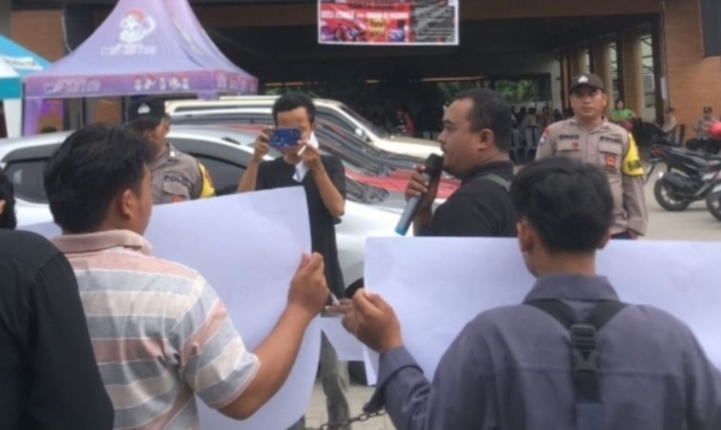 Mahasiswa demo di Restoran Wizzmie Jalan Pancing Medan.(ist)