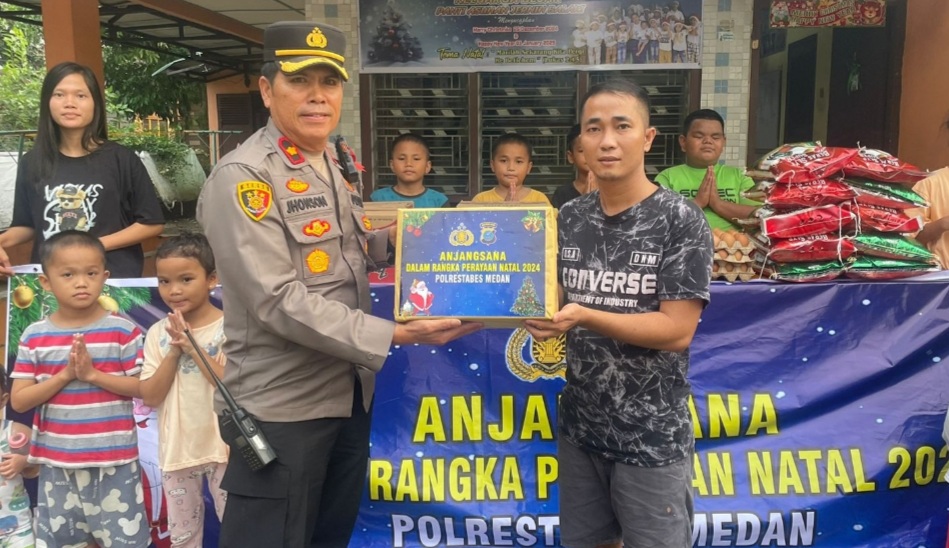 Kapolsek Medan Tembung, Kompol Jhonson Managara Situmpul secara simbolis menyerahkan bantuan.(ist)