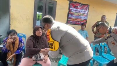 Kapolrestabes Medan, Kombes Pol Gidion Arif Setyawan menyalami istri almarhum BS.(ist)