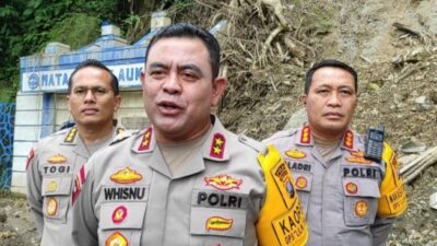 Kapolda Sumut Irjen Whisnu Hermawan saat memantau kondisi jalan rawan longsor di kawasan PDAM Tirtanadi