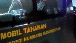 Mobil Tahanam Kejari Humbahas Masuk Parit, Sidang Kasus Pidana Pilkada Ditunda