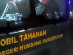 Mobil Tahanam Kejari Humbahas Masuk Parit, Sidang Kasus Pidana Pilkada Ditunda