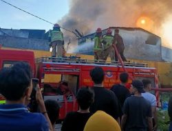 Diduga Arus Pendek Listrik, Belasan Rumah Jalan Kemiri Ludes Terbakar